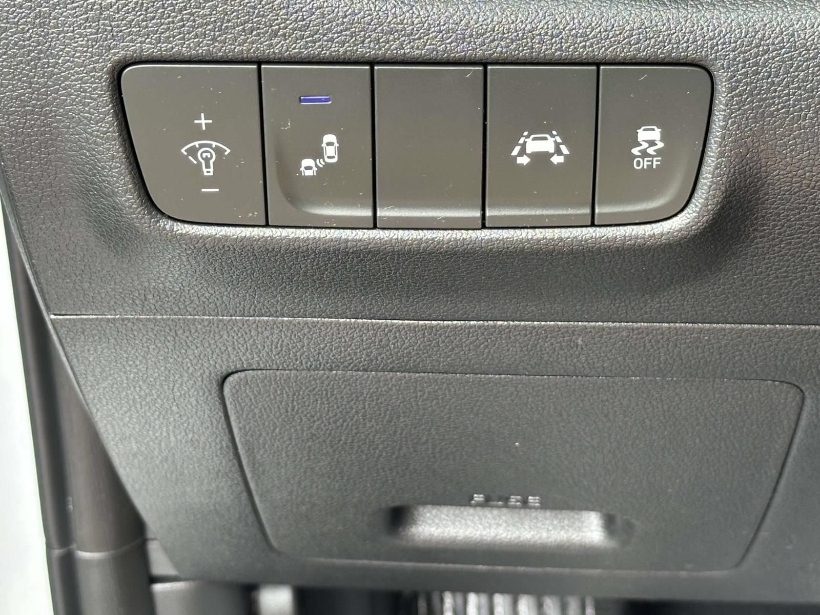 Used 2020 Hyundai Kona Limited AWD/4WD image 16
