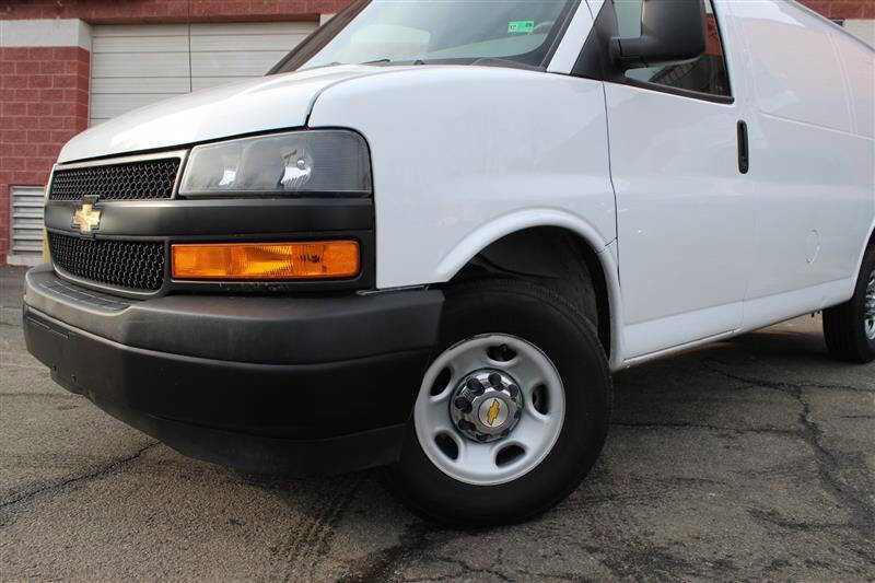 Used 2022 Chevrolet Express 2500 w/ Driver Convenience Package image 3