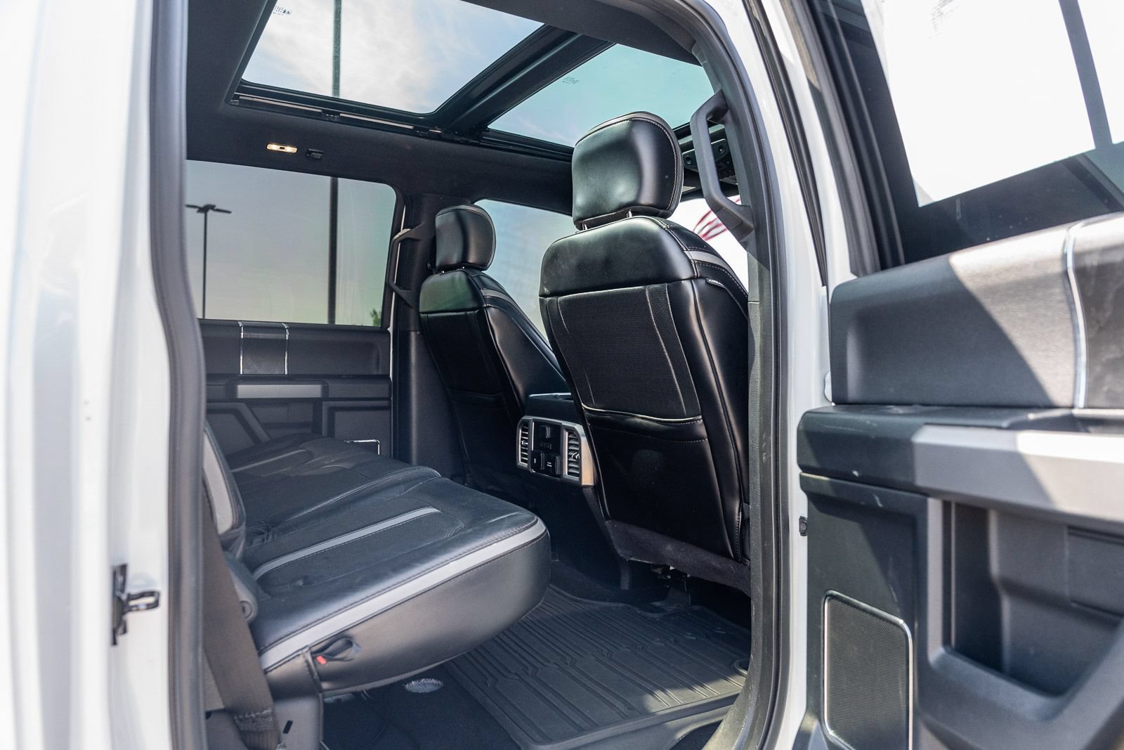 Used 2019 Ford F250 Platinum w/ Platinum Ultimate Package AWD/4WD image 14