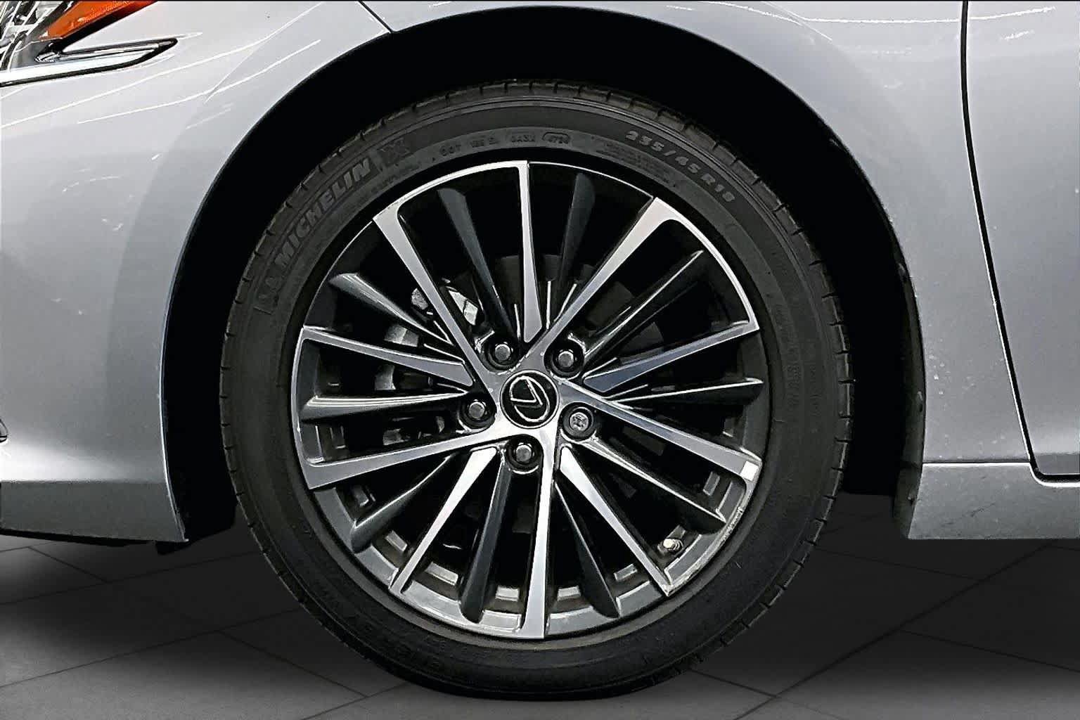Used 2025 Lexus ES 300h w/ Premium Package FWD image 11