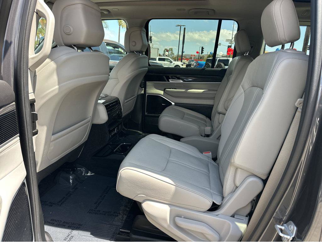 Used 2022 Jeep Wagoneer Series III w/ Premium Group I AWD/4WD image 10