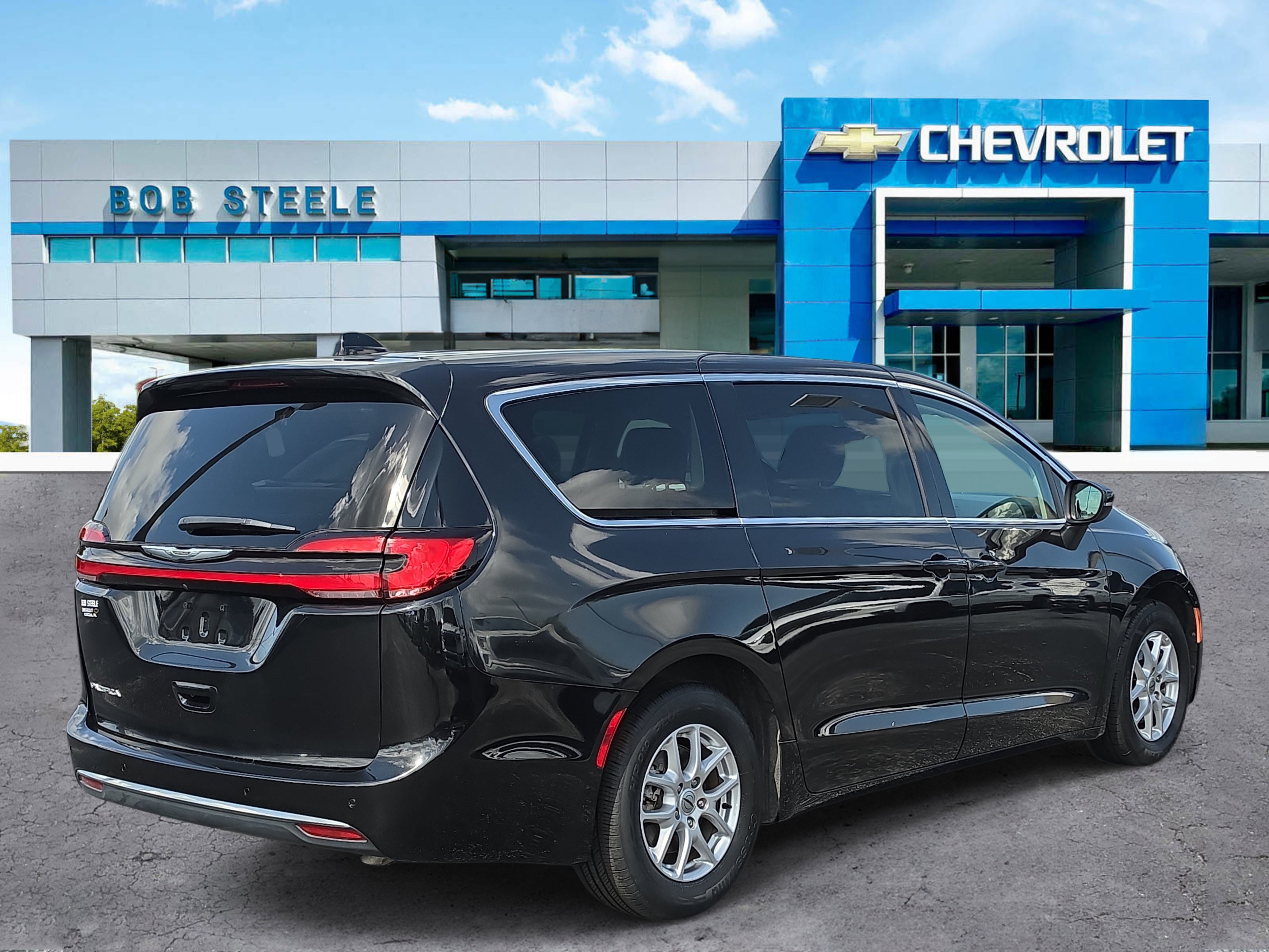 Used 2023 Chrysler Pacifica Touring-L FWD image 4