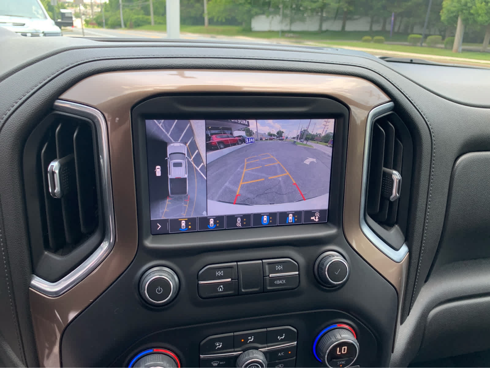Used 2019 Chevrolet Silverado 1500 High Country w/ Technology Package AWD/4WD image 17