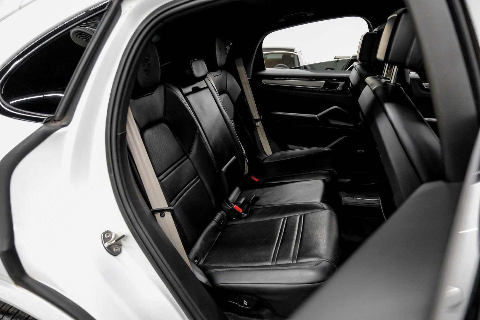 Used 2023 Porsche Cayenne Coupe image 47