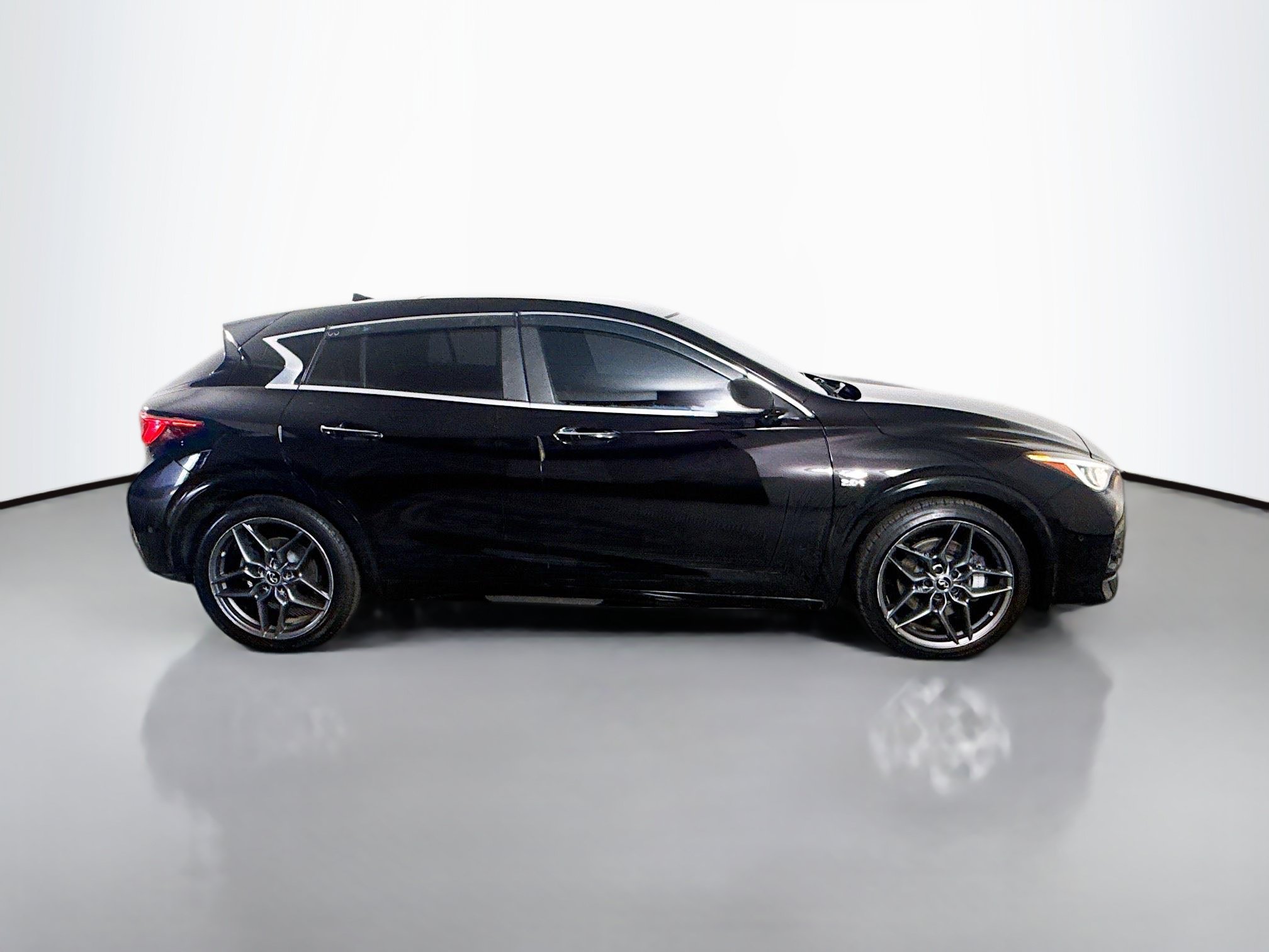Used 2017 INFINITI QX30 Sport FWD image 11