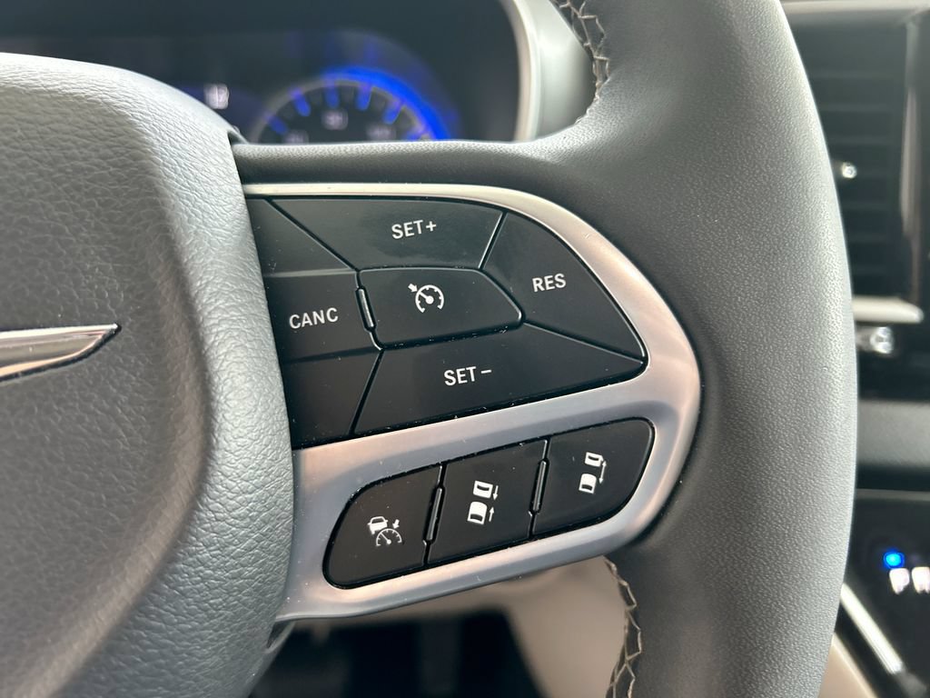 Used 2023 Chrysler Pacifica Touring-L FWD image 17