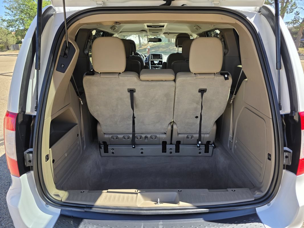 Used 2015 Chrysler Town & Country Touring FWD image 16