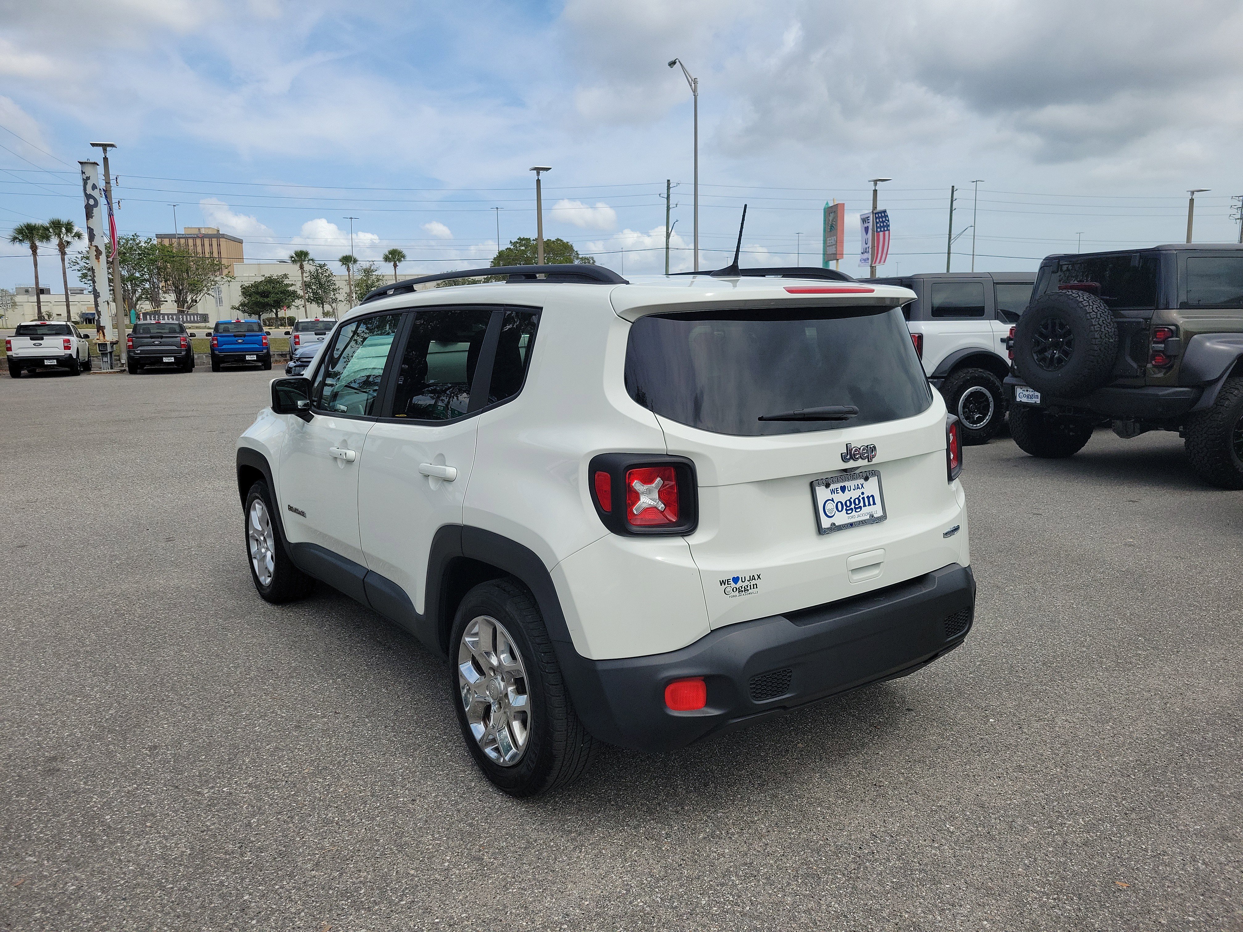 Used 2018 Jeep Renegade Latitude w/ Cold Weather Group image 2