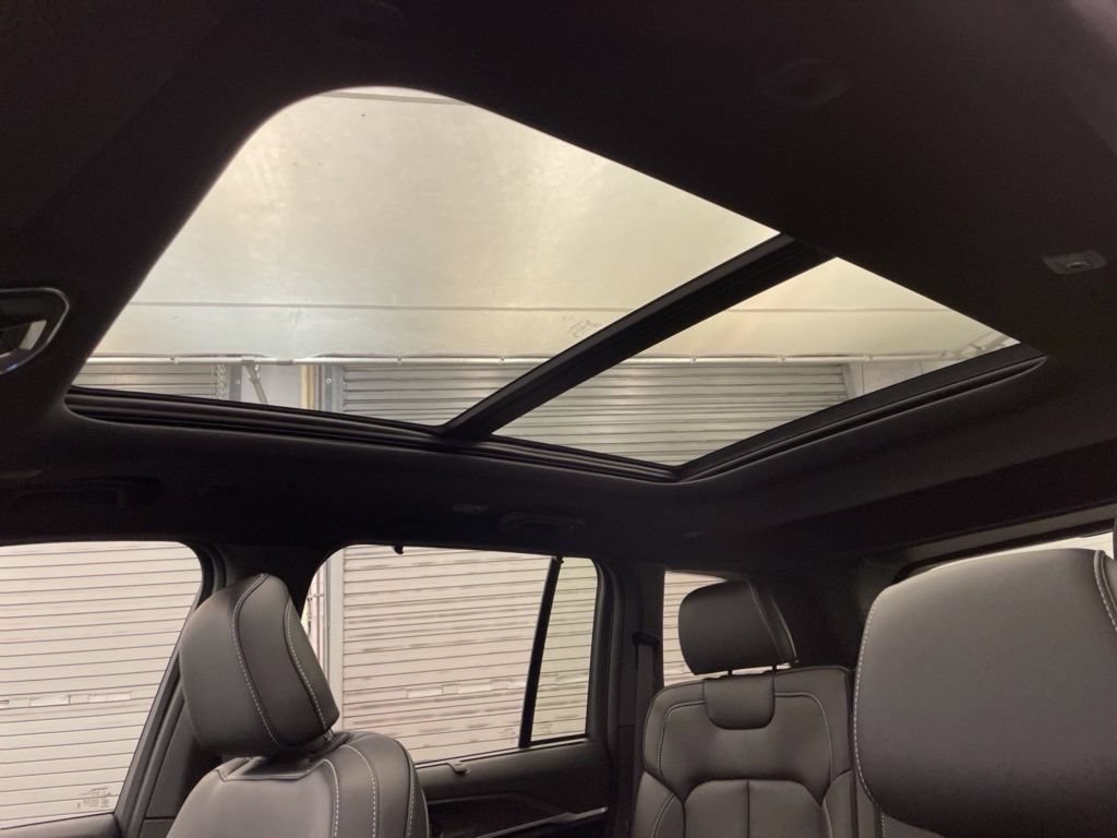 New 2025 Jeep Grand Cherokee Limited w/ Luxury Tech Group II RWD image 16