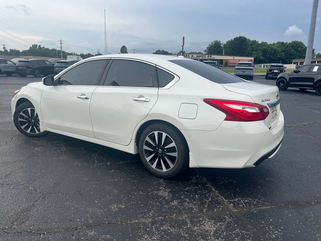 Used 2017 Nissan Altima 2.5 SL w/ Technology Package FWD image 4