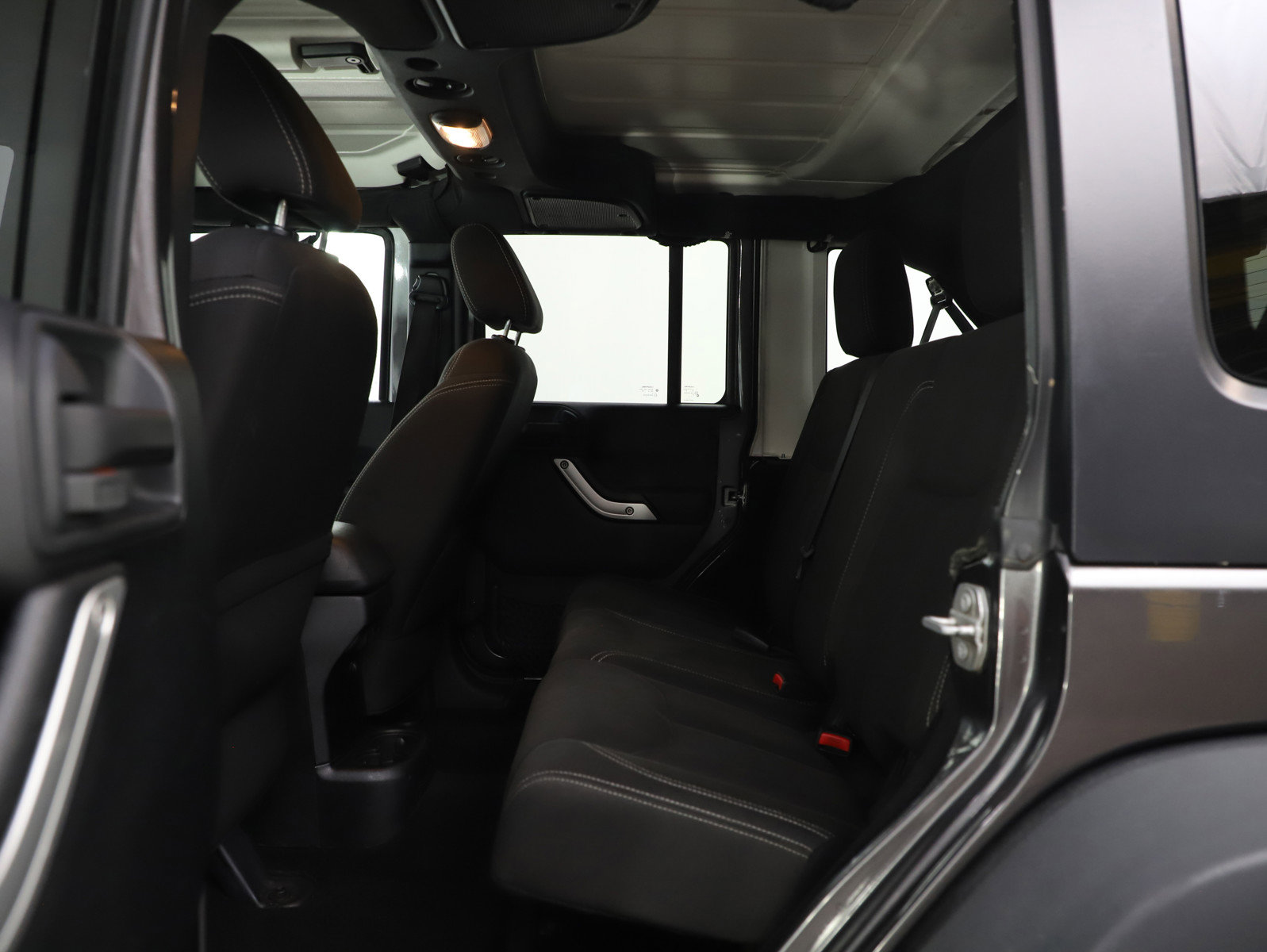 Used 2016 Jeep Wrangler Unlimited Rubicon w/ Connectivity Group image 17