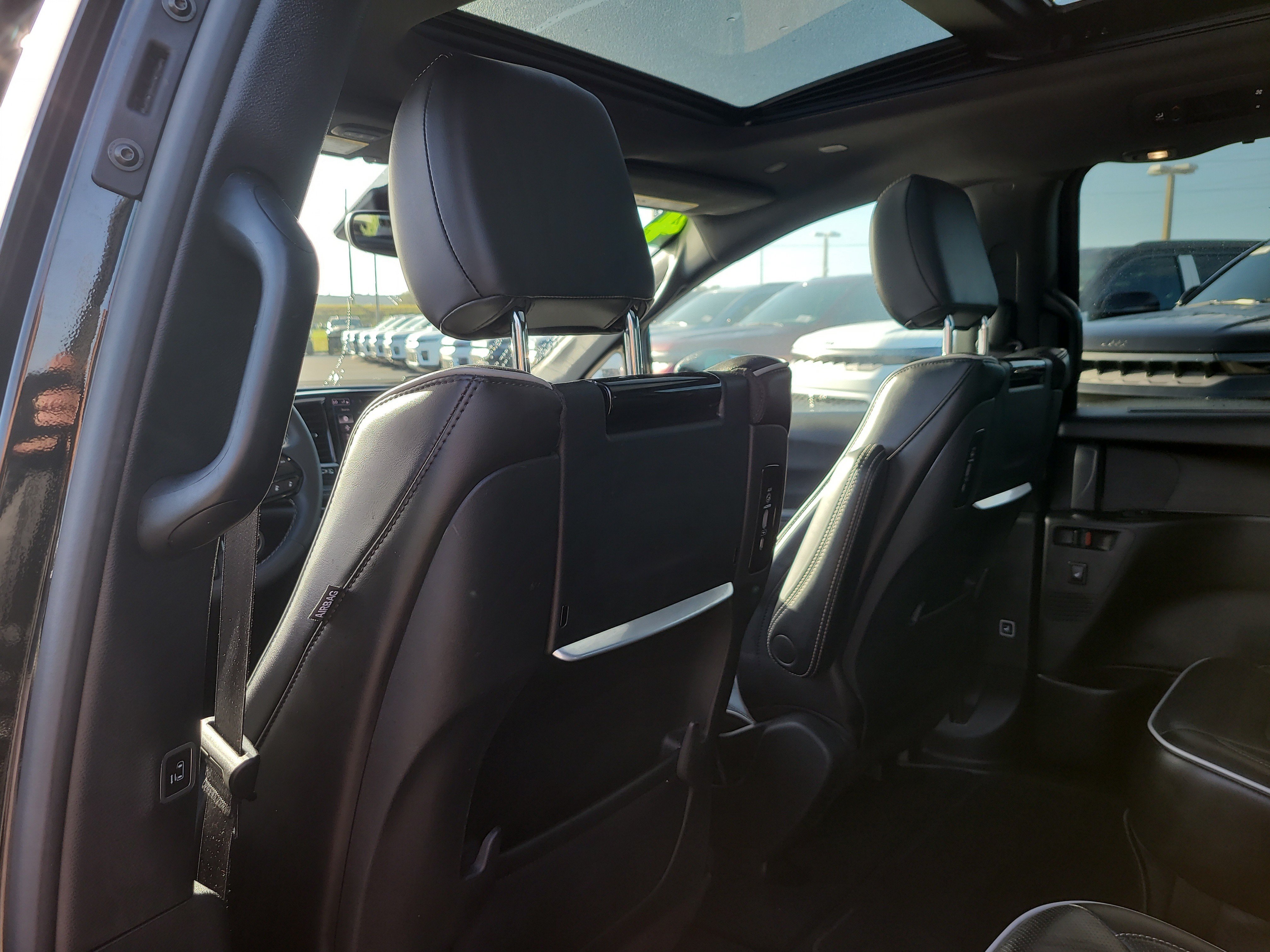 Used 2024 Chrysler Pacifica Limited w/ Uconnect Theater Family Group FWD image 12