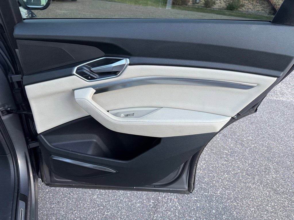 Used 2019 Audi e-tron Premium Plus image 29