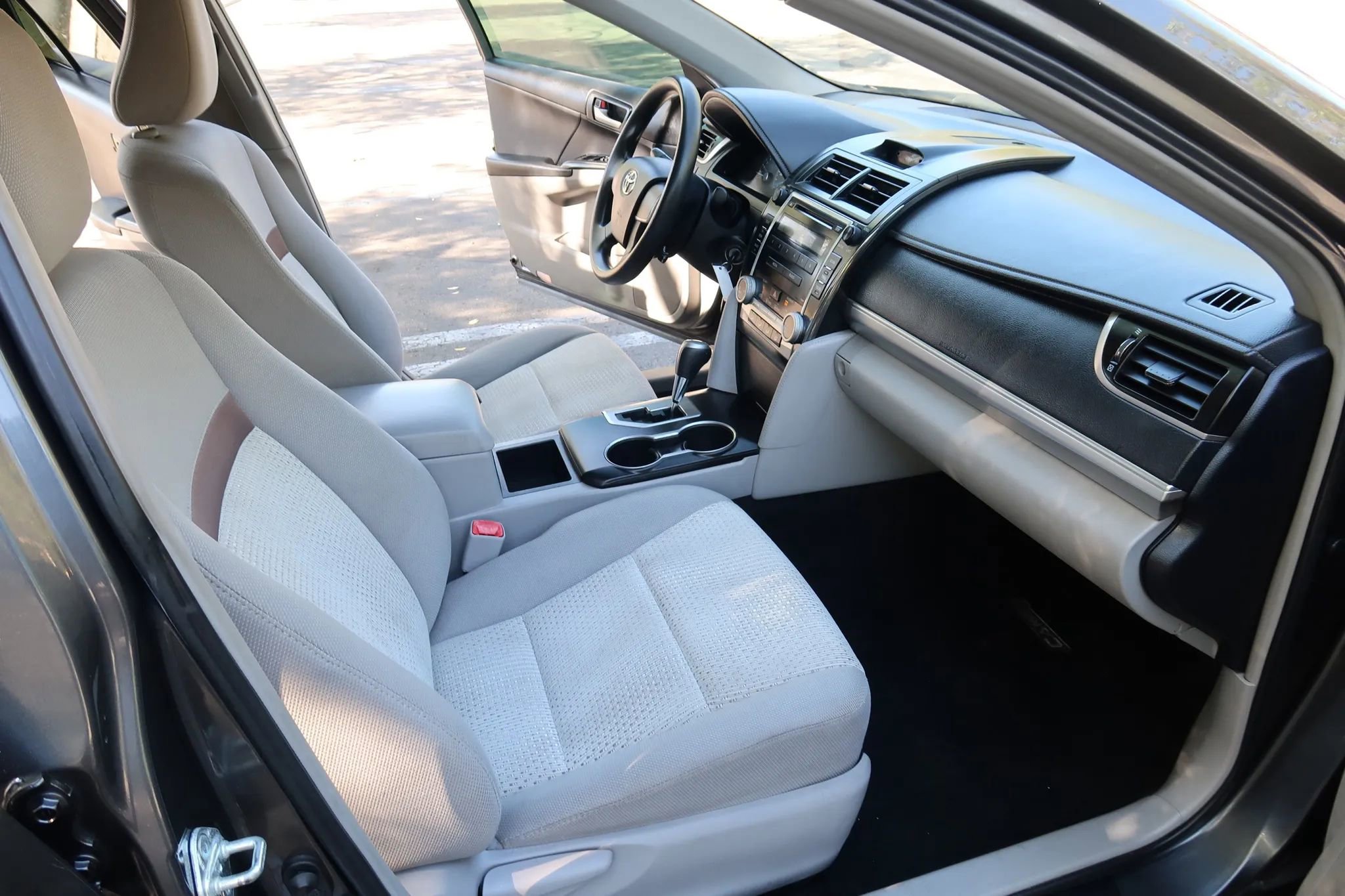 Used 2012 Toyota Camry L image 17