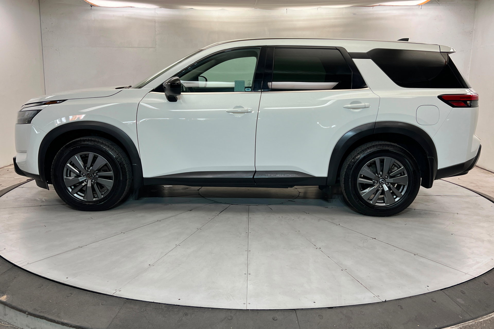 Used 2025 Nissan Pathfinder S FWD image 2