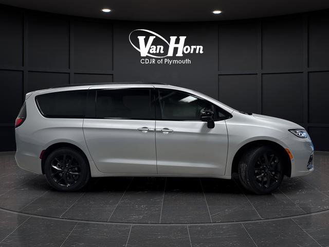 New 2026 Chrysler Pacifica Select w/ S Appearance Package image 2