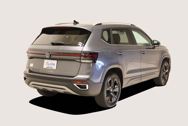 Used 2025 Volkswagen Taos SE w/ Black Wheel Package image 5