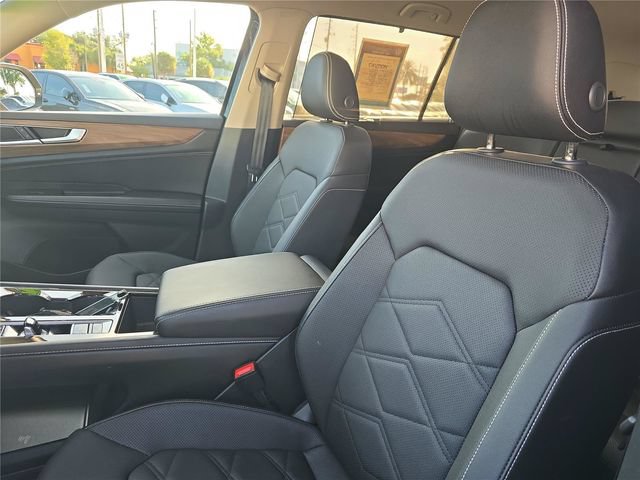 Used 2025 Volkswagen Atlas SE FWD image 14
