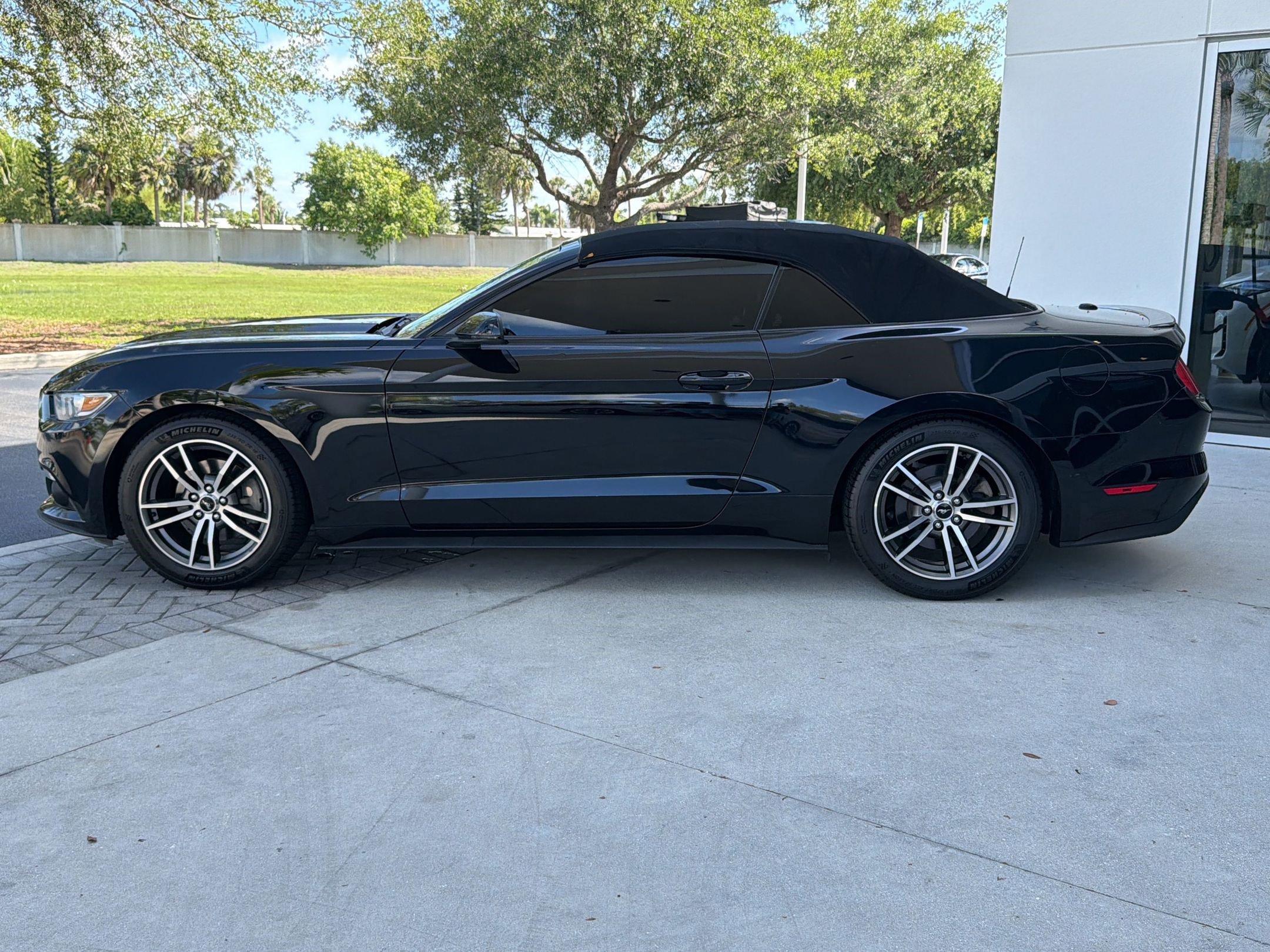 Used 2017 Ford Mustang Premium RWD image 30
