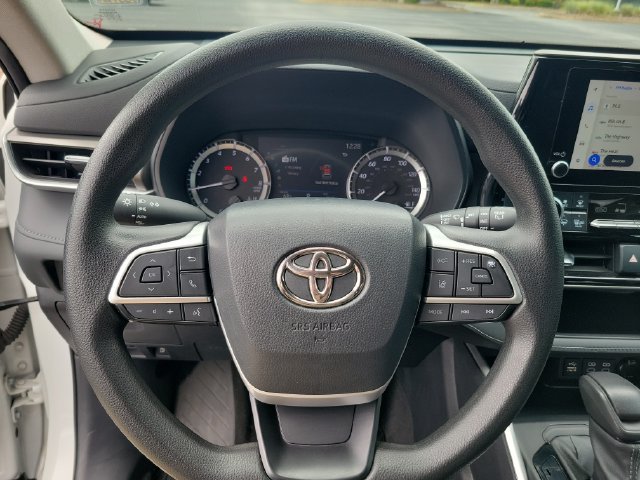 Used 2023 Toyota Highlander L FWD image 15