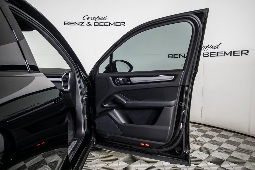 Used 2023 Porsche Cayenne S Platinum w/ Premium Package Plus image 16