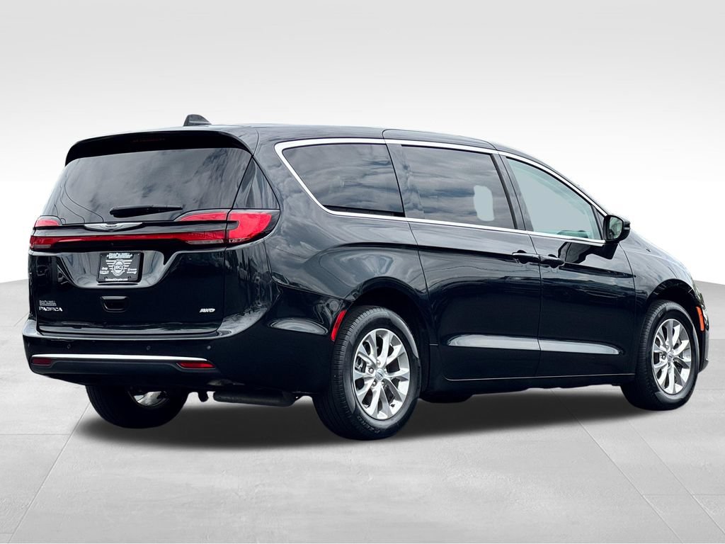 Used 2023 Chrysler Pacifica Touring-L AWD/4WD image 7