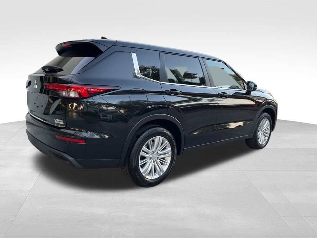Used 2024 Mitsubishi Outlander ES image 3