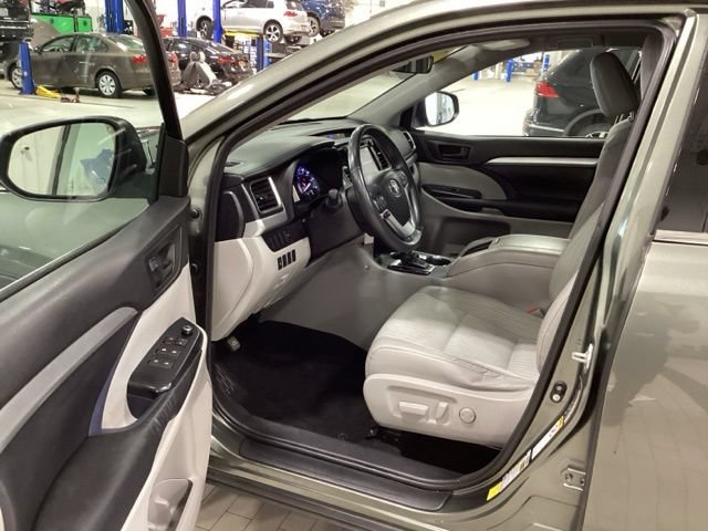 Used 2016 Toyota Highlander Plus AWD/4WD image 10