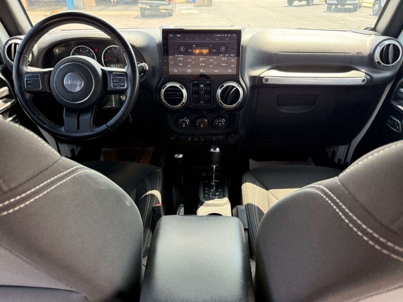 Used 2018 Jeep Wrangler Unlimited Sahara AWD/4WD image 10