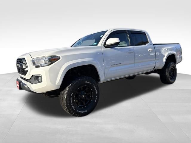 Used 2018 Toyota Tacoma SR5 AWD/4WD image 2