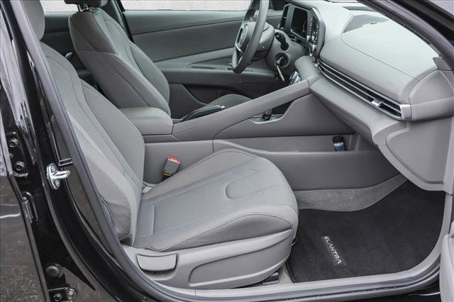 Certified 2025 Hyundai Elantra SE image 29