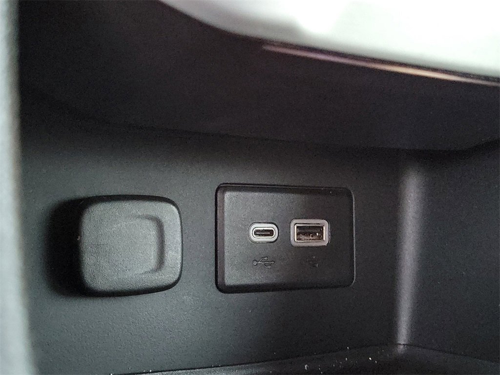 Used 2023 GMC Acadia SLE image 11