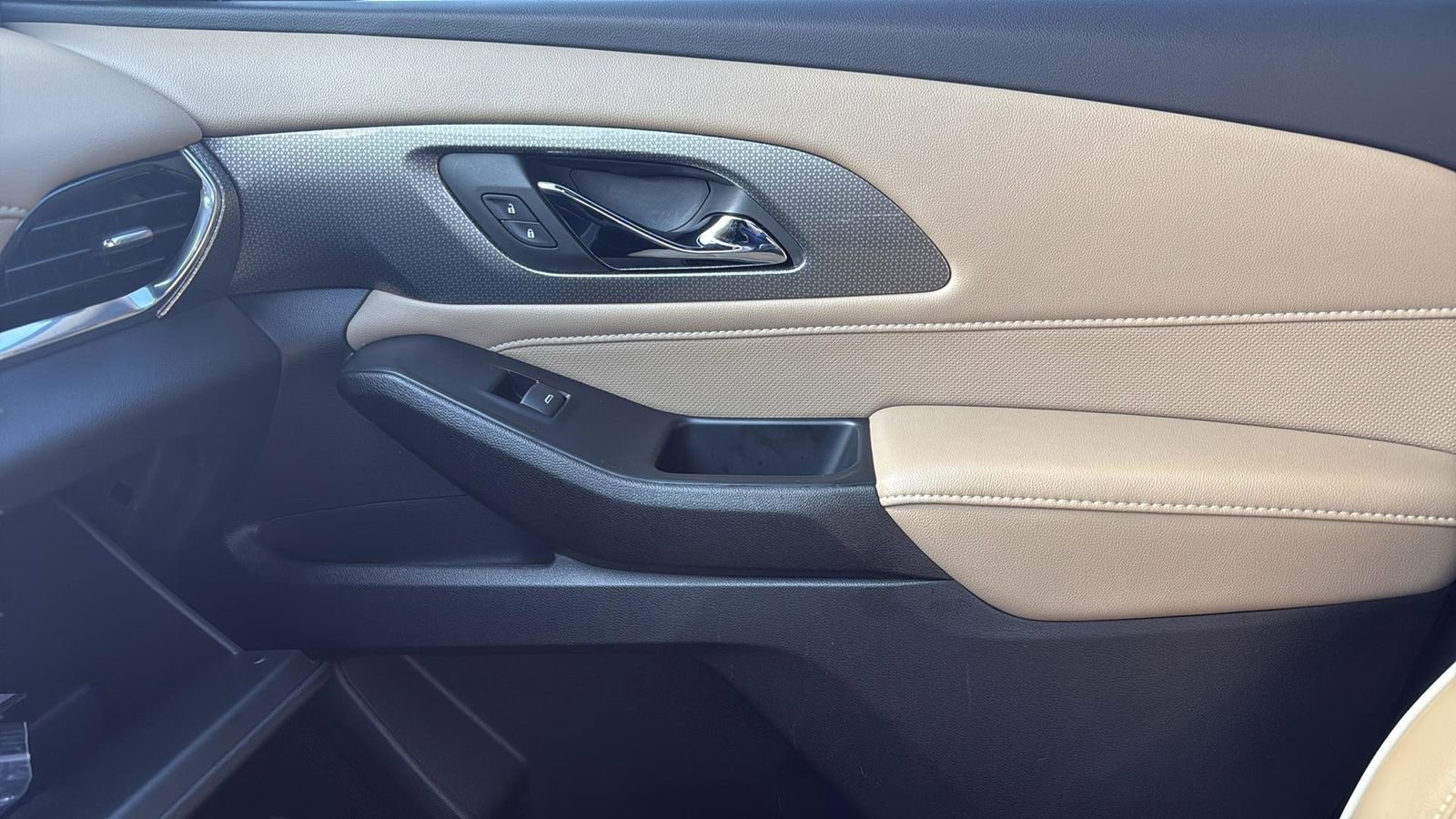 Used 2023 Chevrolet Traverse Premier image 24