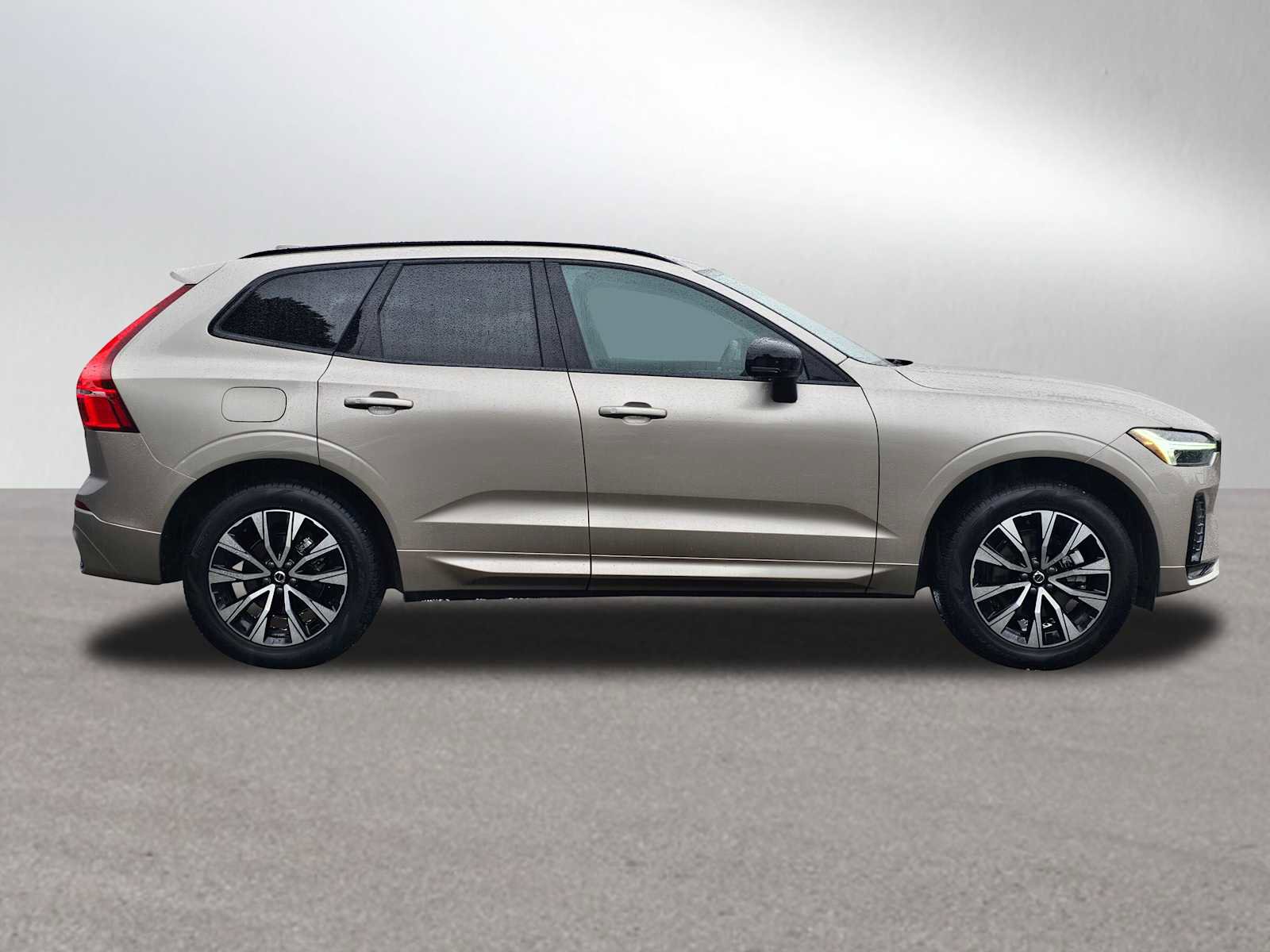 Certified 2025 Volvo XC60 B5 Core w/ Protection Package Premier AWD/4WD image 2