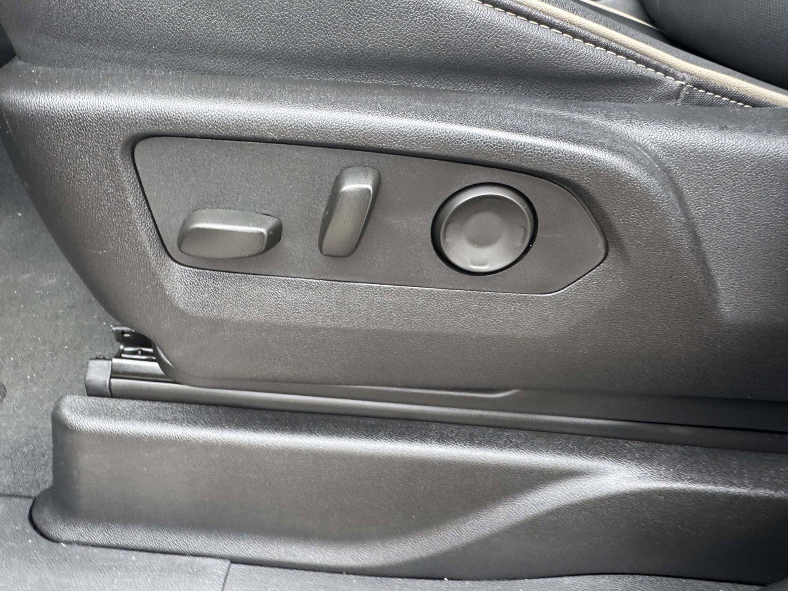 Used 2024 GMC Yukon SLT AWD/4WD image 25