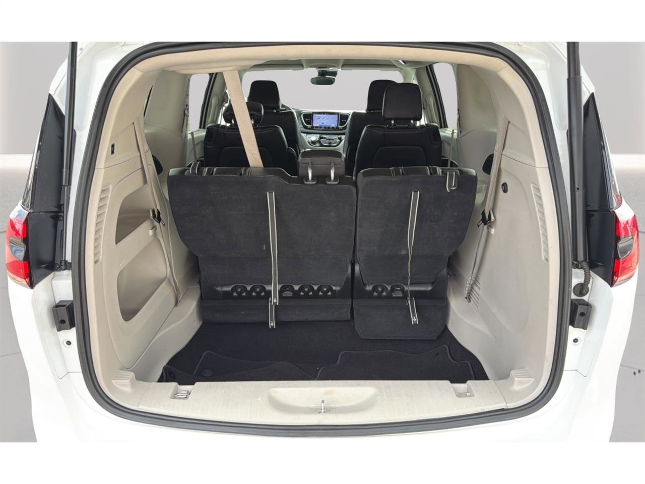 Used 2023 Chrysler Pacifica Touring-L image 28