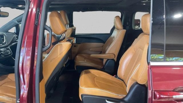 Used 2021 Chrysler Pacifica Pinnacle FWD image 16