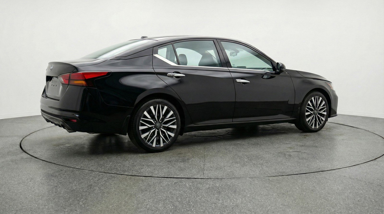 Used 2025 Nissan Altima 2.5 SV FWD image 9