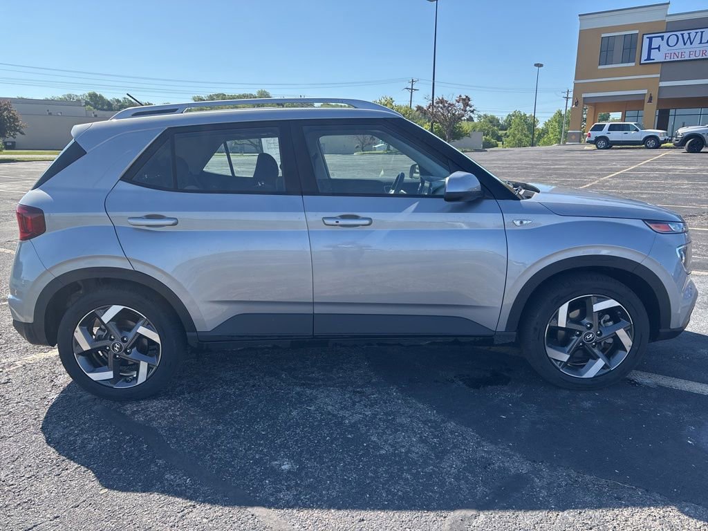 Used 2025 Hyundai Venue SEL FWD image 4