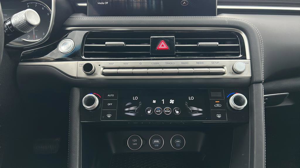 Used 2025 Genesis G70 2.5T image 19