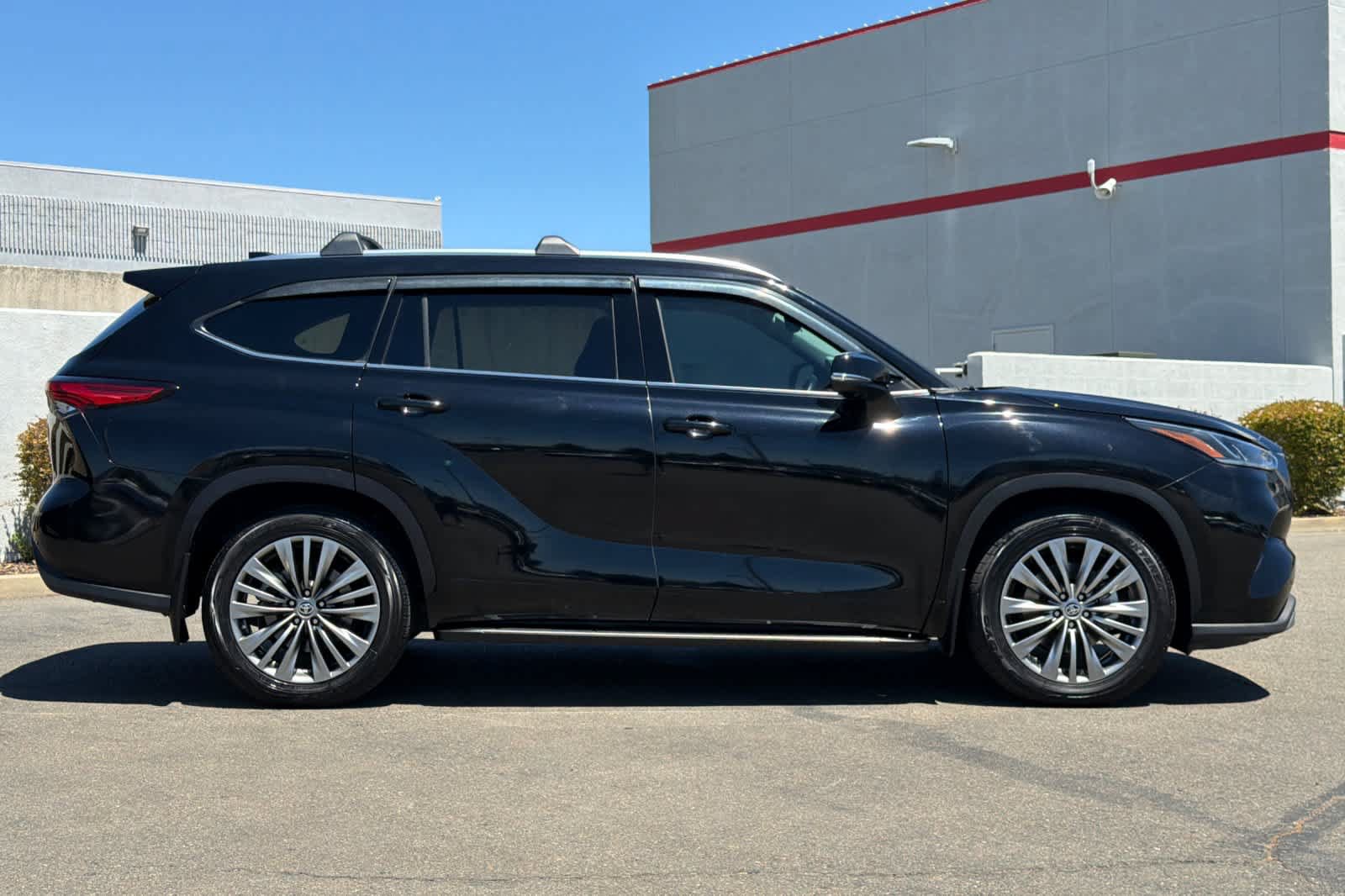 Used 2021 Toyota Highlander Platinum FWD image 6