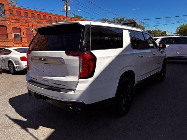 Used 2023 GMC Yukon XL Denali AWD/4WD image 7