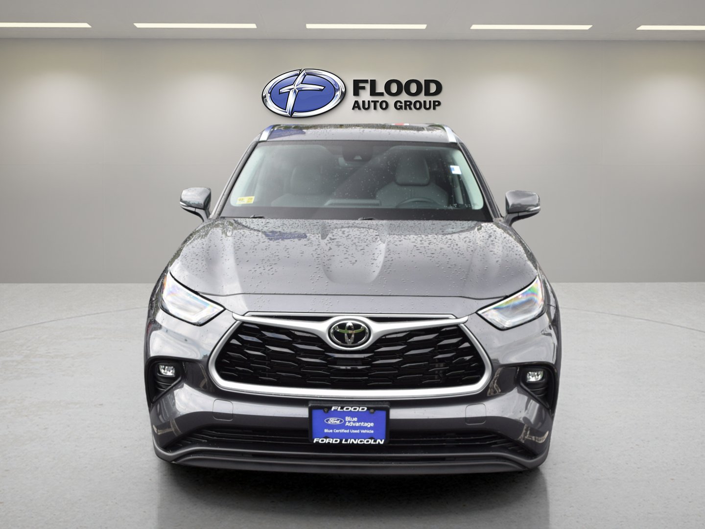 Used 2021 Toyota Highlander XLE AWD/4WD image 2