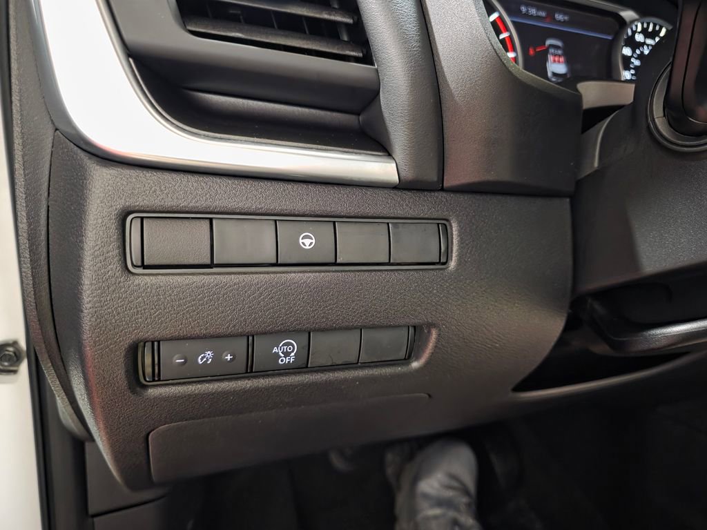 Used 2023 Nissan Rogue SV image 30