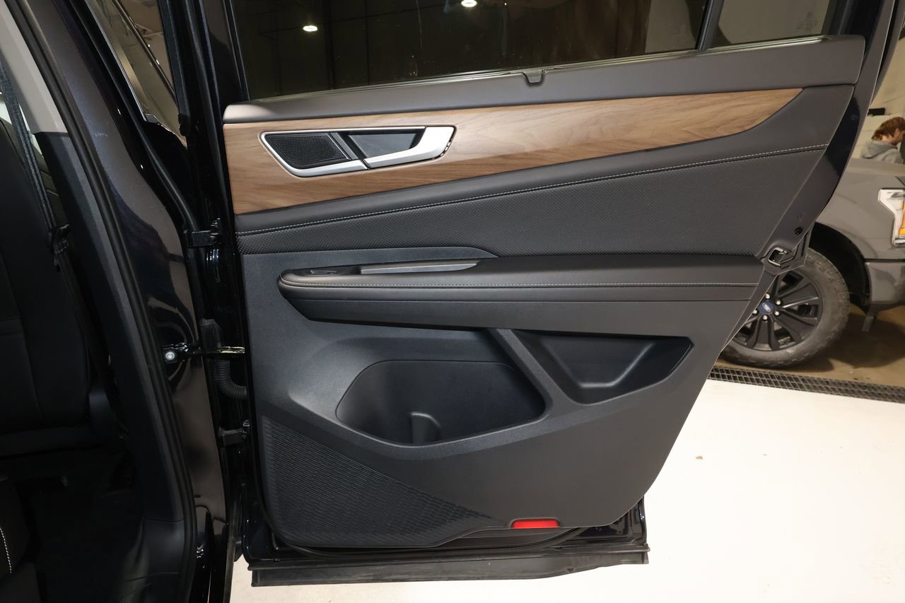 Used 2025 Volkswagen Atlas SE image 18