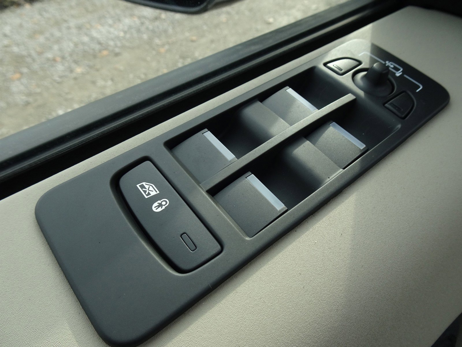 New 2025 Land Rover Discovery Sport S image 24