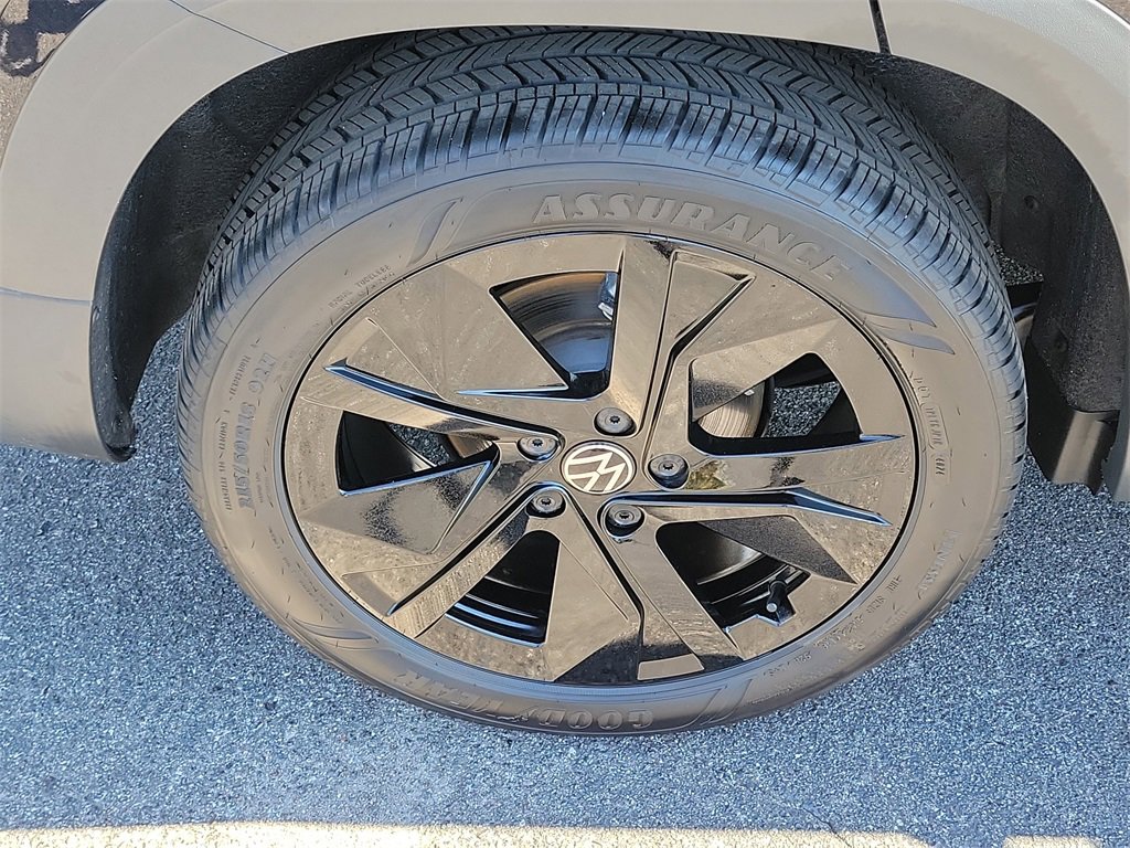 Certified 2025 Volkswagen Taos SE image 6