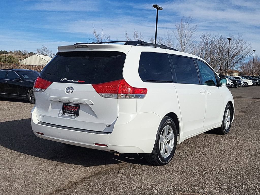 Used 2012 Toyota Sienna LE w/ Towing Pkg FWD image 4