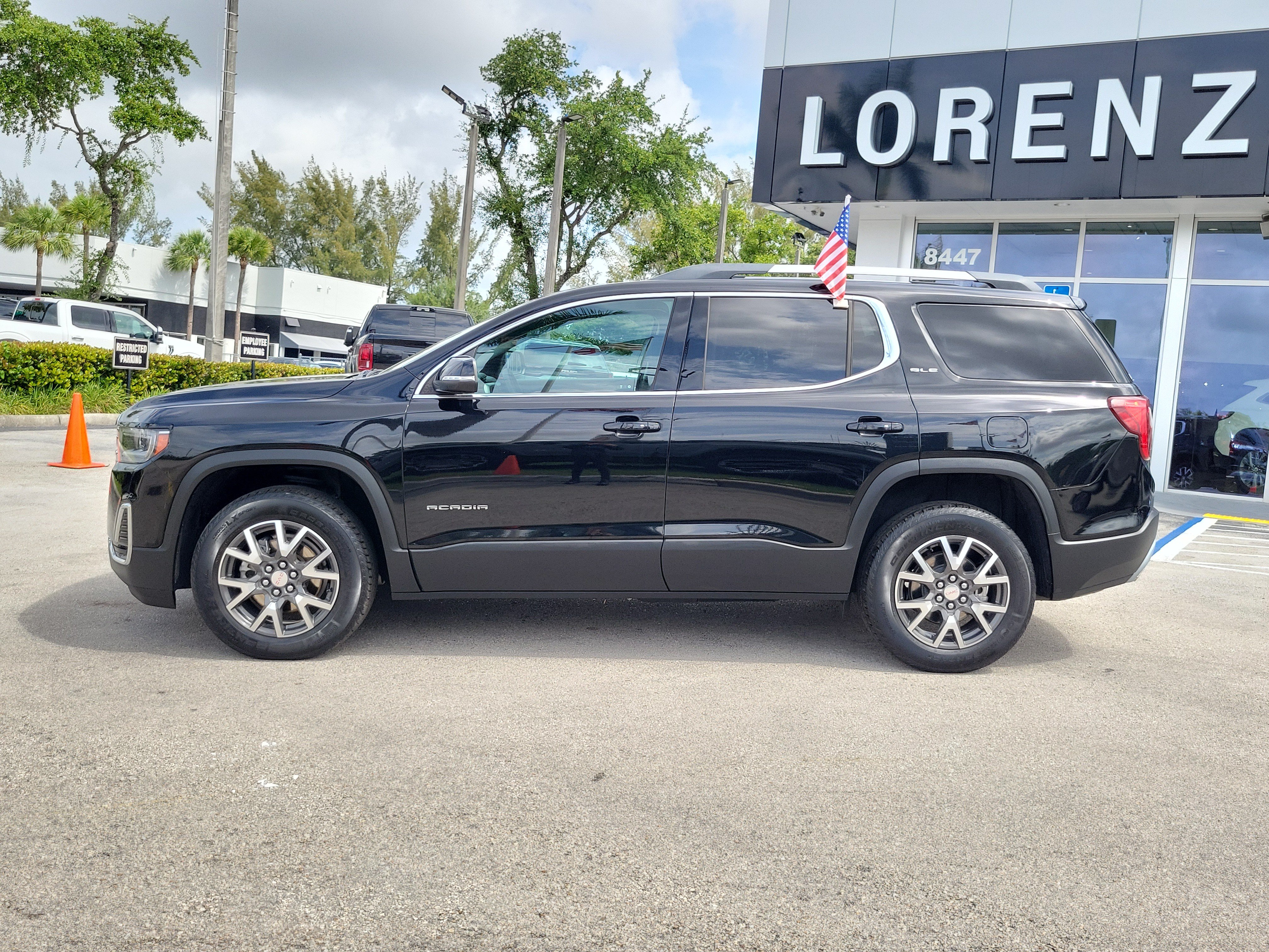 Used 2023 GMC Acadia SLE w/ Driver Convenience Package FWD image 8