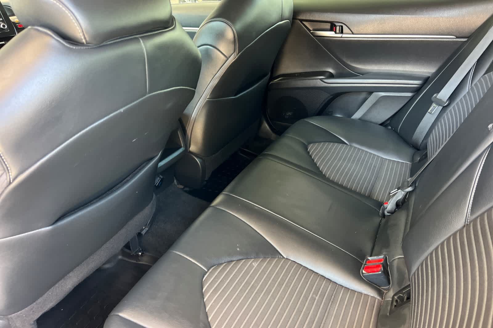 Used 2022 Toyota Camry SE FWD image 4